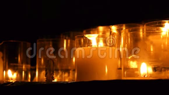 在大教堂里点燃蜡烛视频的预览图