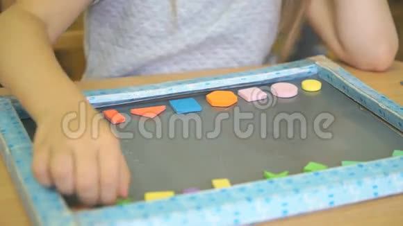 幼儿学习用颜色和形状计数视频的预览图