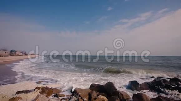 摧毁了海岸上的建筑物海浪沿着海岸翻滚暴风雨前的天气视频的预览图