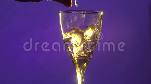 酒吧男用冰块在波尔图杯里做鸡尾酒视频的预览图