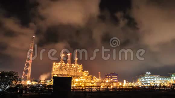 石油和化工厂在夜间的时间间隔视频的预览图