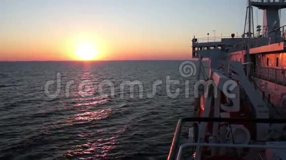 海上日落与移动货运渡轮视频的预览图