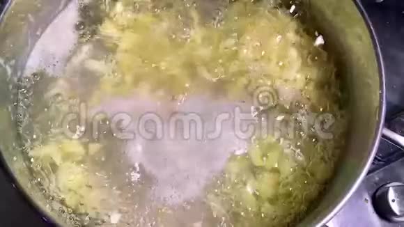 菜汤在厨房做饭视频的预览图