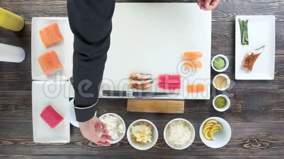 餐桌上的寿司配料视频的预览图