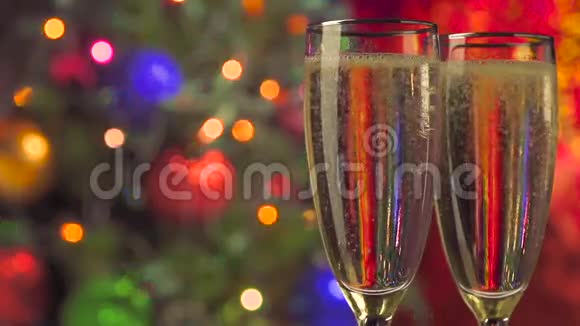 为圣诞节准备两杯香槟视频的预览图