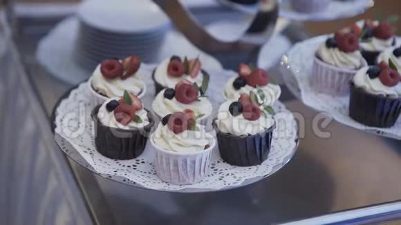 蛋糕糖果吧婚礼糖果自助餐视频的预览图