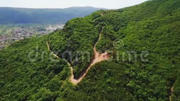 在山上俯瞰森林在山上俯瞰公路视频的预览图