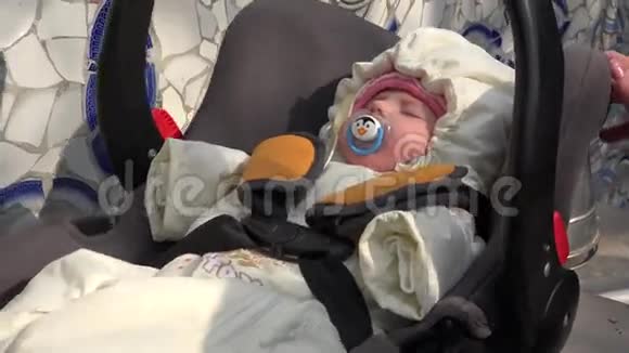 小睡新生儿在安全座椅摇摆4k超高清视频的预览图