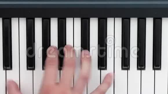 手在钢琴键盘上弹奏音乐视频的预览图