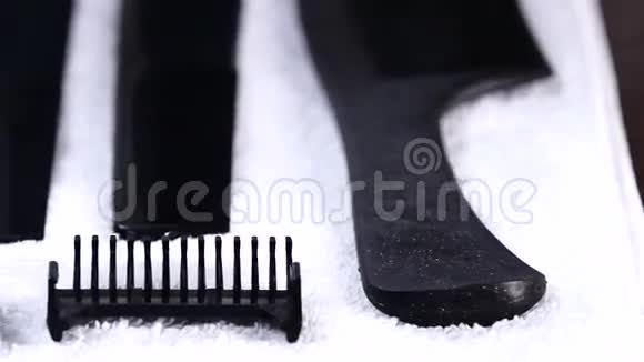 理发店理发师的工具躺在白色的床上视频的预览图