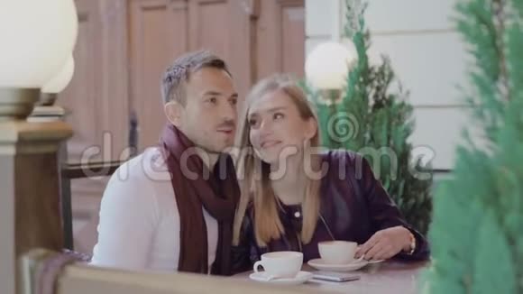 浪漫的情侣在街头咖啡厅喝咖啡视频的预览图