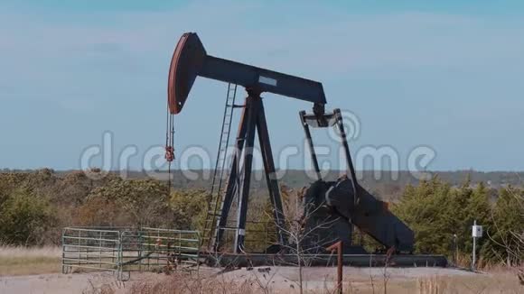 俄克拉荷马州农村的油泵油泵千斤顶视频的预览图