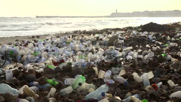 塑料瓶污染海滩视频的预览图
