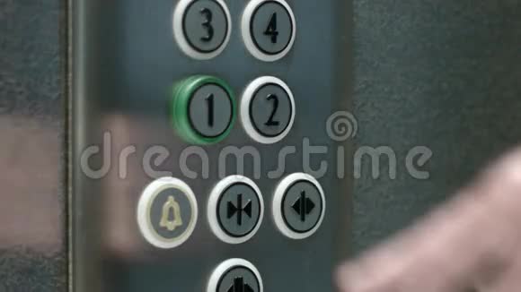 男人按下一楼的按钮关上电梯门视频的预览图