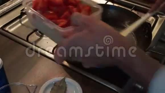 煎锅上的胡椒和洋葱视频的预览图