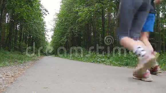 快乐情侣在公园慢跑慢动作视频的预览图