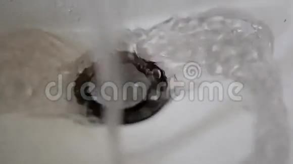 肮脏的水进入水槽视频的预览图