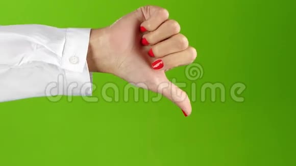 手语把女人的手伸到绿色屏幕背景上视频的预览图