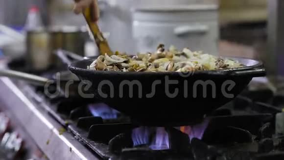蘑菇在厨房的炒锅里炒视频的预览图