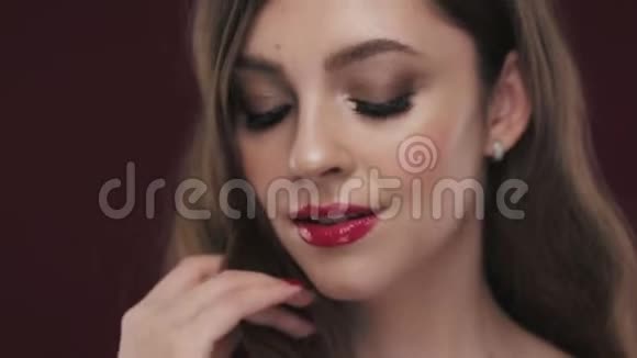 漂亮的黑发模特卷发经典的妆容和红色的嘴唇视频的预览图