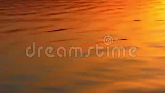 太阳在日落和日出时反射在海浪中时间流逝视频的预览图