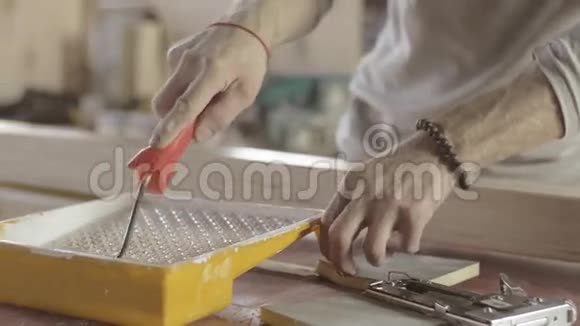 木工用生产辊染清漆长木工板制造商视频的预览图