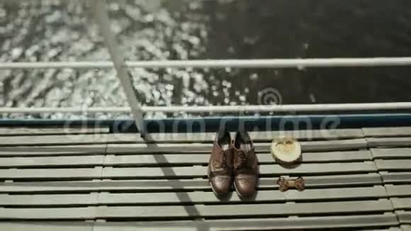 早上好木地板上的鞋子婚礼的细节房间配件新郎的鞋子背景中的水视频的预览图