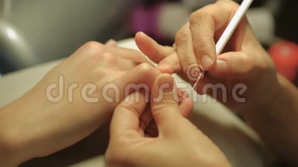 造型美甲色指甲油彩色指甲美容指甲视频的预览图