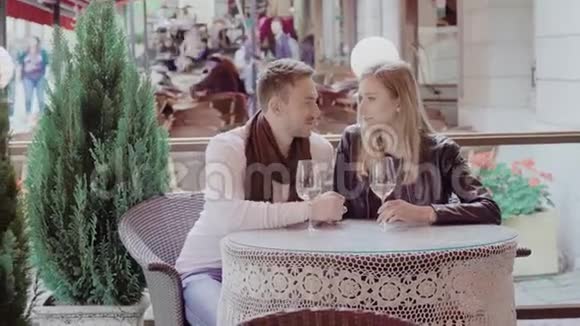 男人和女人在咖啡馆约会外出喝酒视频的预览图
