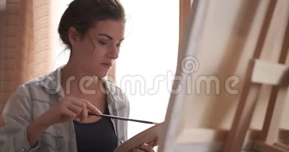 艺术女性混合水彩和绘画视频的预览图
