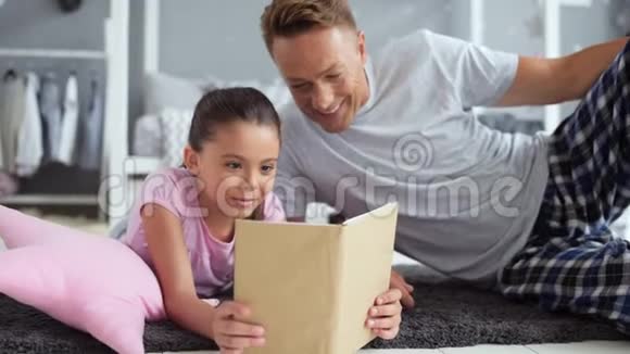 快乐的小女孩在家看书视频的预览图