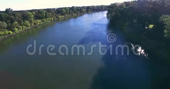 4K阿里尔河上的景色视频的预览图