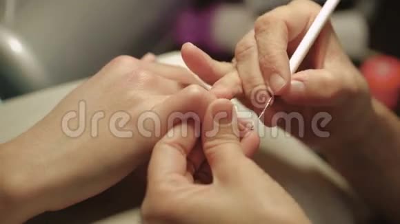 造型美甲色指甲油彩色指甲美容指甲视频的预览图