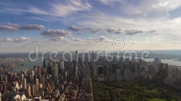 城市上空飞行摄像机的漂亮录像视频的预览图
