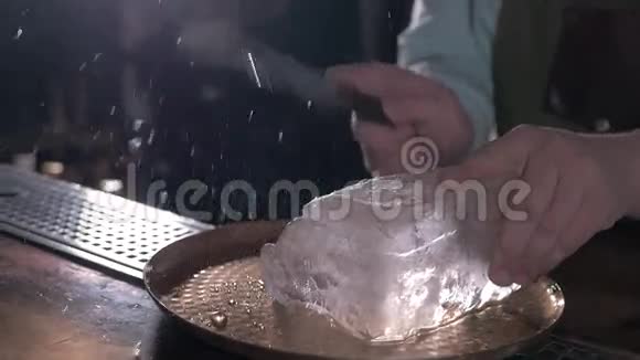 酒保用khife切大的理想冰块巴门冰的身影视频的预览图