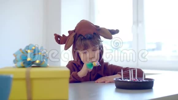 穿着驯鹿服装独自庆祝生日的悲伤小男孩视频的预览图