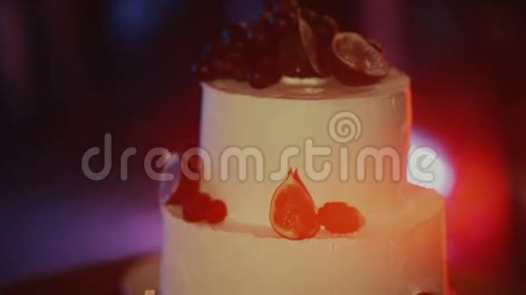 婚礼蛋糕特写有浆果的漂亮蛋糕奶油好吃的蛋糕蛋糕躺在看台上盘子上视频的预览图