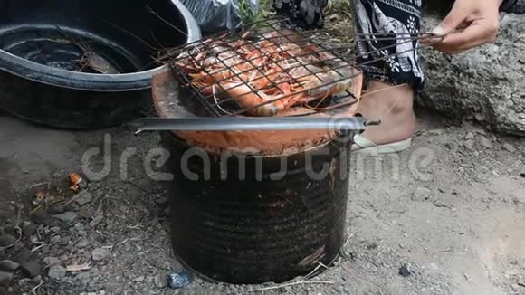 泰国妇女在户外烹饪烤虾或大虾视频的预览图
