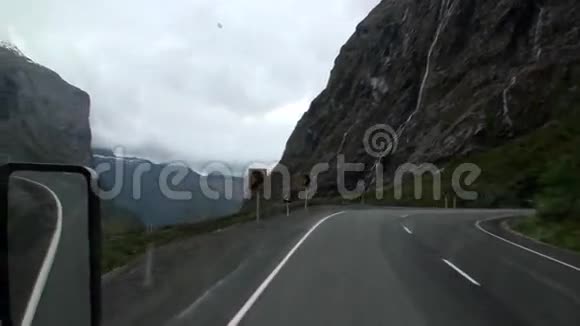 从新西兰的车窗可以看到蛇形公路全景视频的预览图