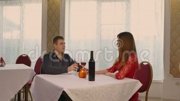 男人和女孩浪漫的女人晚上在餐厅喝酒情人节视频4K视频的预览图