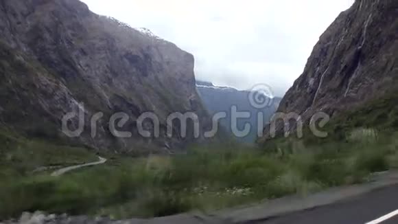 从新西兰的车窗可以看到蛇形公路全景视频的预览图