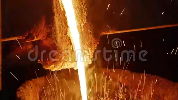 熔融金属在冶金厂熔化视频的预览图