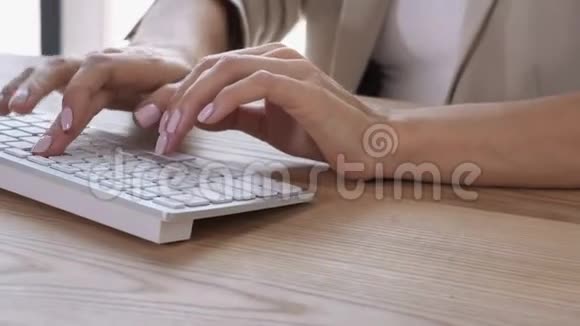女性手指快速进入电脑数据视频的预览图