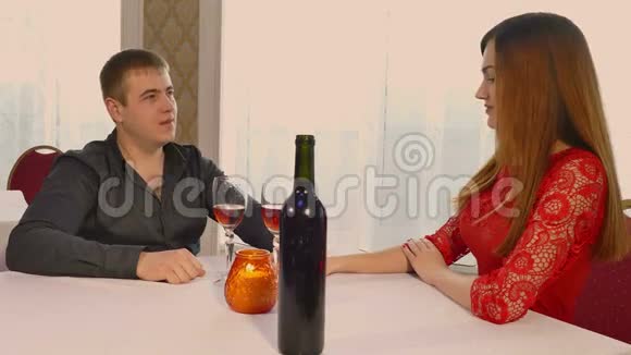视频4K男人和女孩晚上在餐厅喝酒浪漫情人节视频的预览图