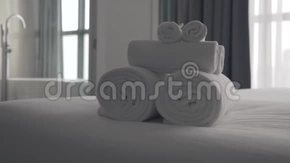 新鲜洗过的蓬松毛巾视频的预览图