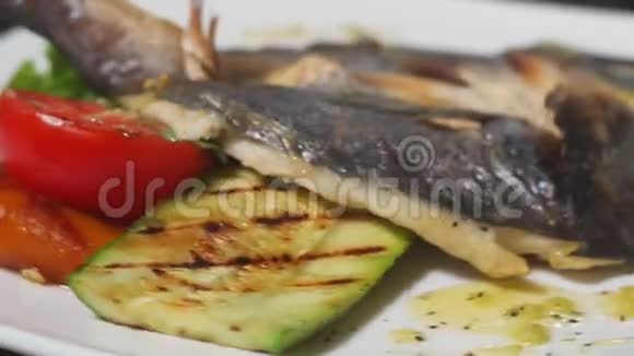 欧洲美食烤鱼视频的预览图