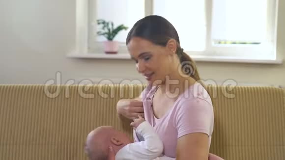 妈妈在家喂宝宝哺乳期母亲小孩视频的预览图