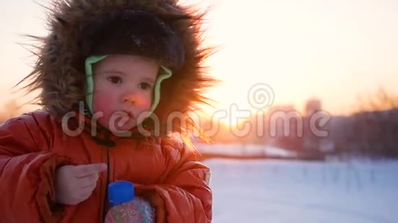 快乐的孩子在阳光明媚的冬日在公园里玩耍冬天的雪景露天空气视频的预览图