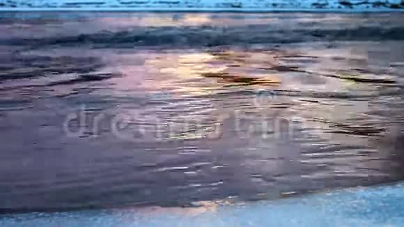 基什沃基冬季反射视频的预览图