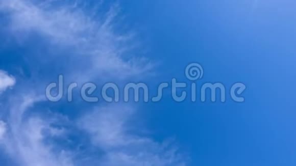 蓝色天空背景上美丽的时间推移云与色度重复视频的预览图